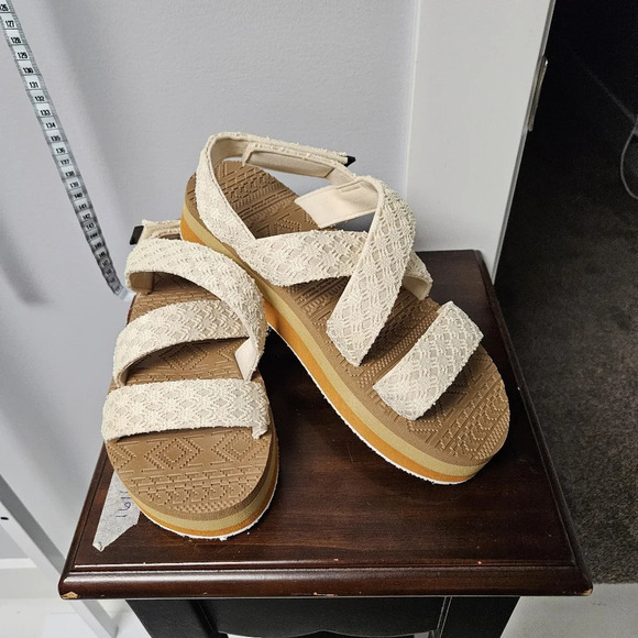 NWT Muk Luk sandals oatmeal color - Picture 4 of 6